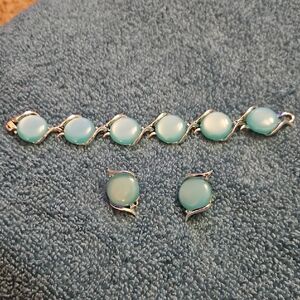 Vintage Thermoset Bracelet And Earrings